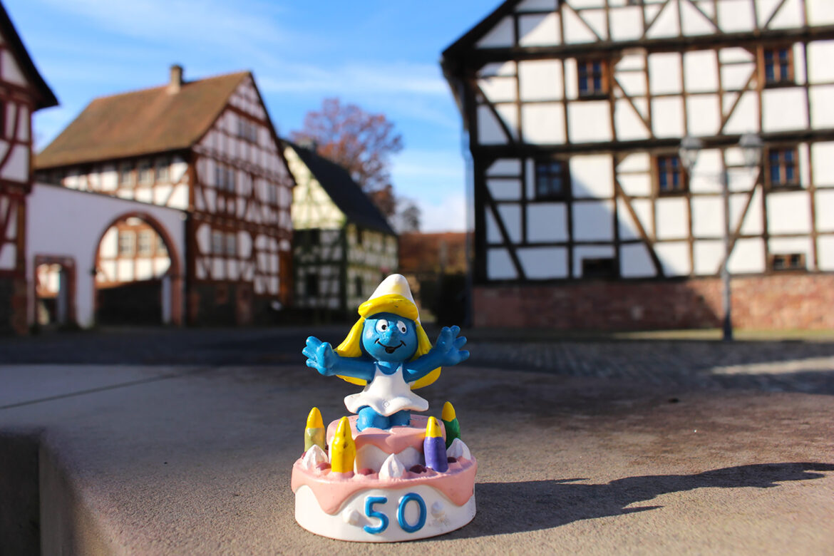 Schlumpffigur mit großer 50 auf dem Marktplatz des Museums