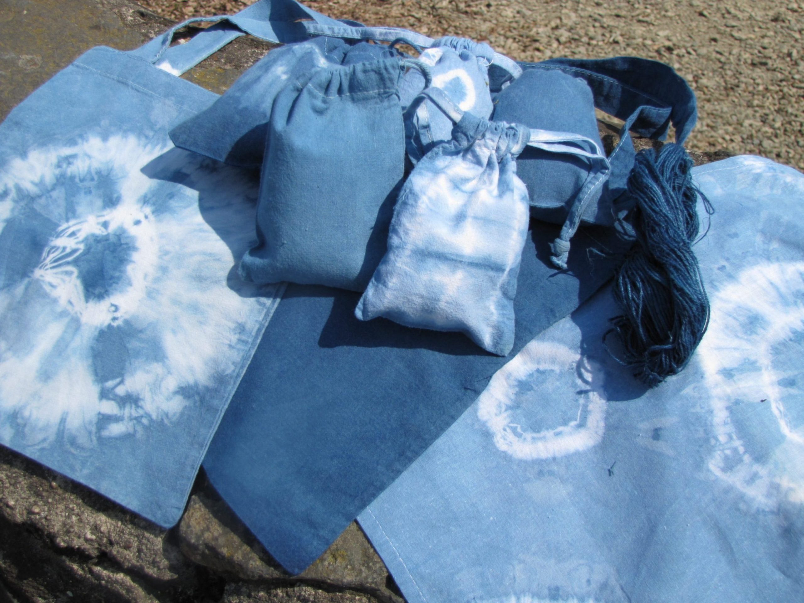 Kleine Taschen und Säckchen nach dem Blaufärben