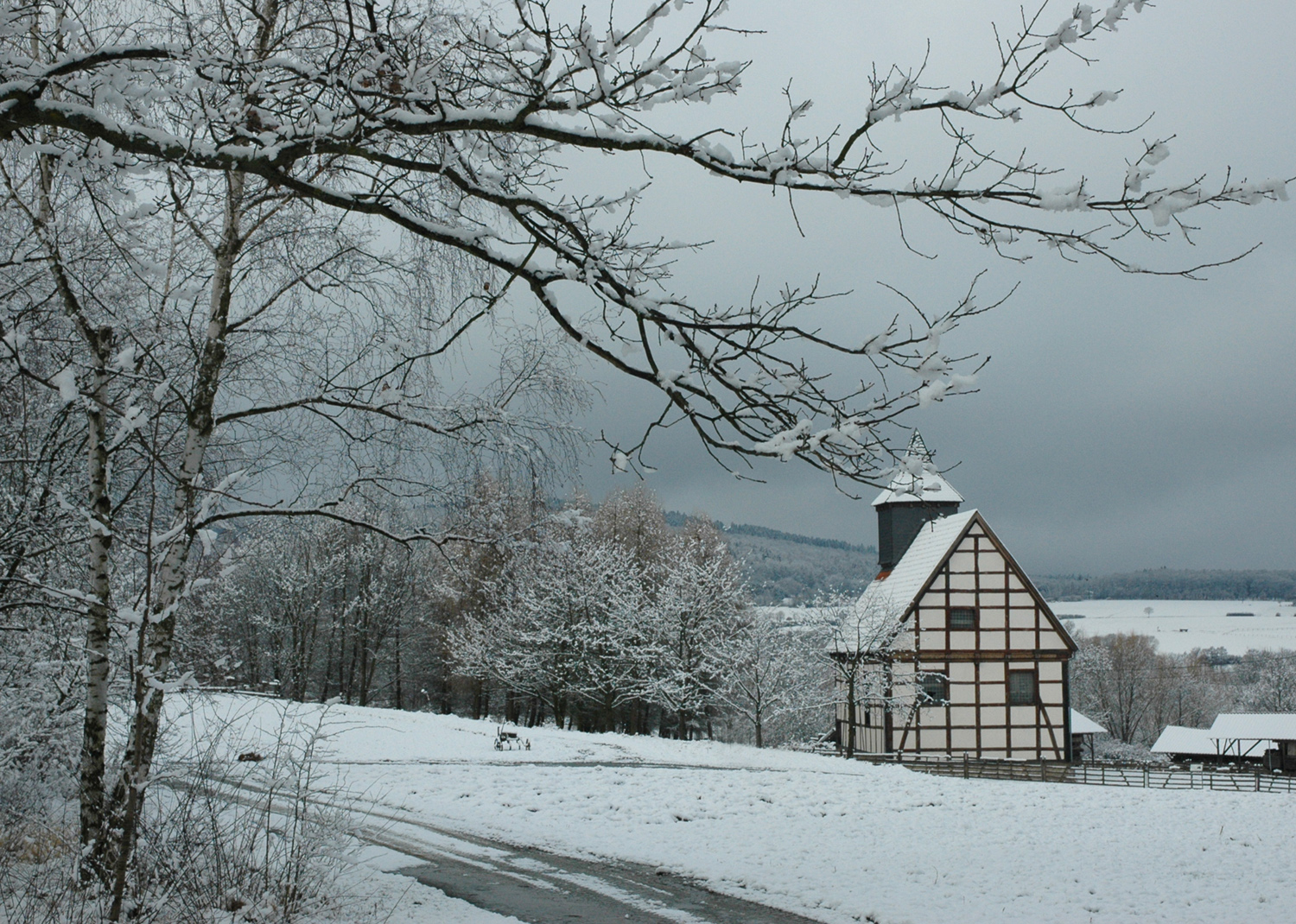 Blick auf die Kirche aus Kohlgrund in der verschneiten Baugruppe Nordhessen