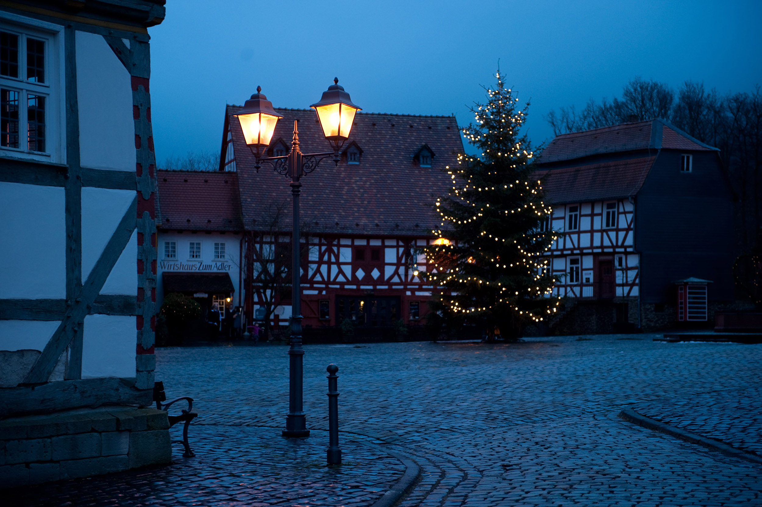 Erleuchtete Adventstanne auf dem Marktplatz