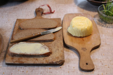 Brotzeitbretter mit Roggenbrot und Butter