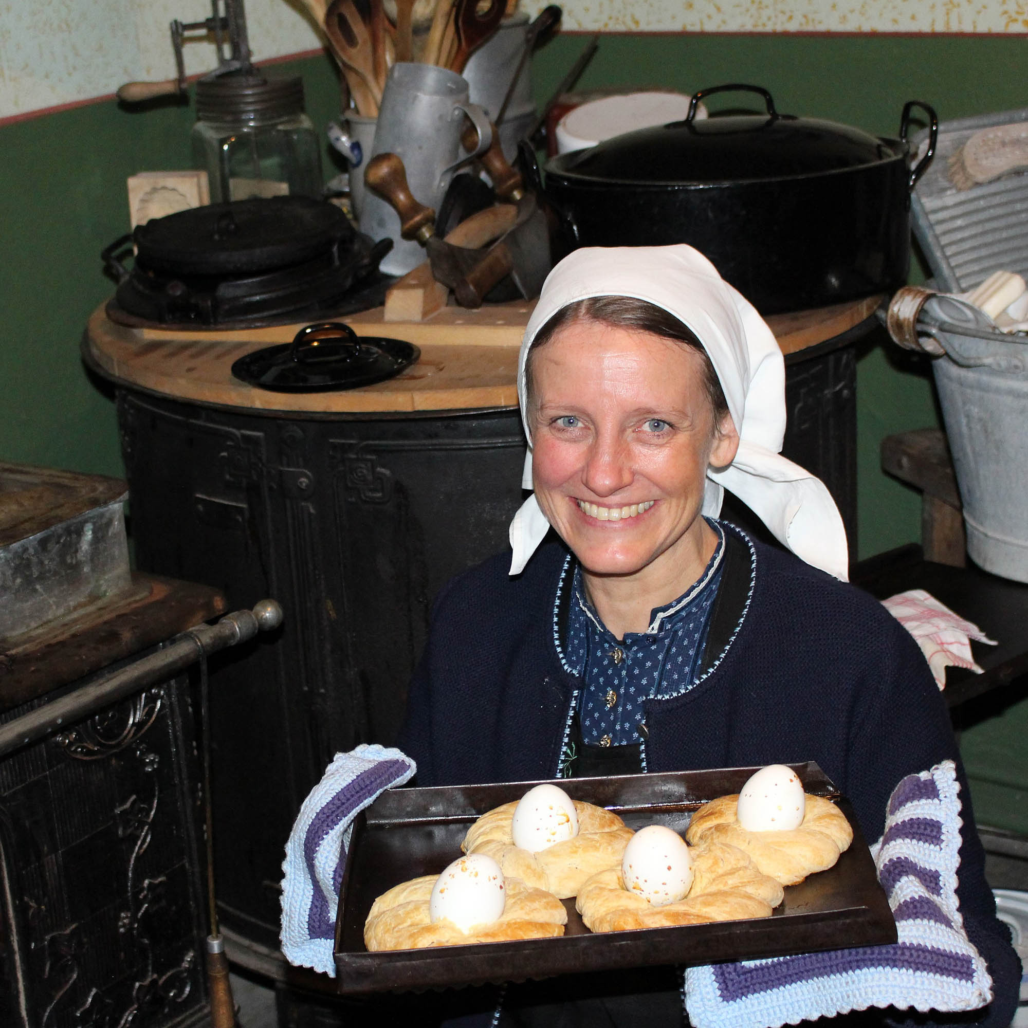 Historische Hausfrau mit gebackenen Osternestern