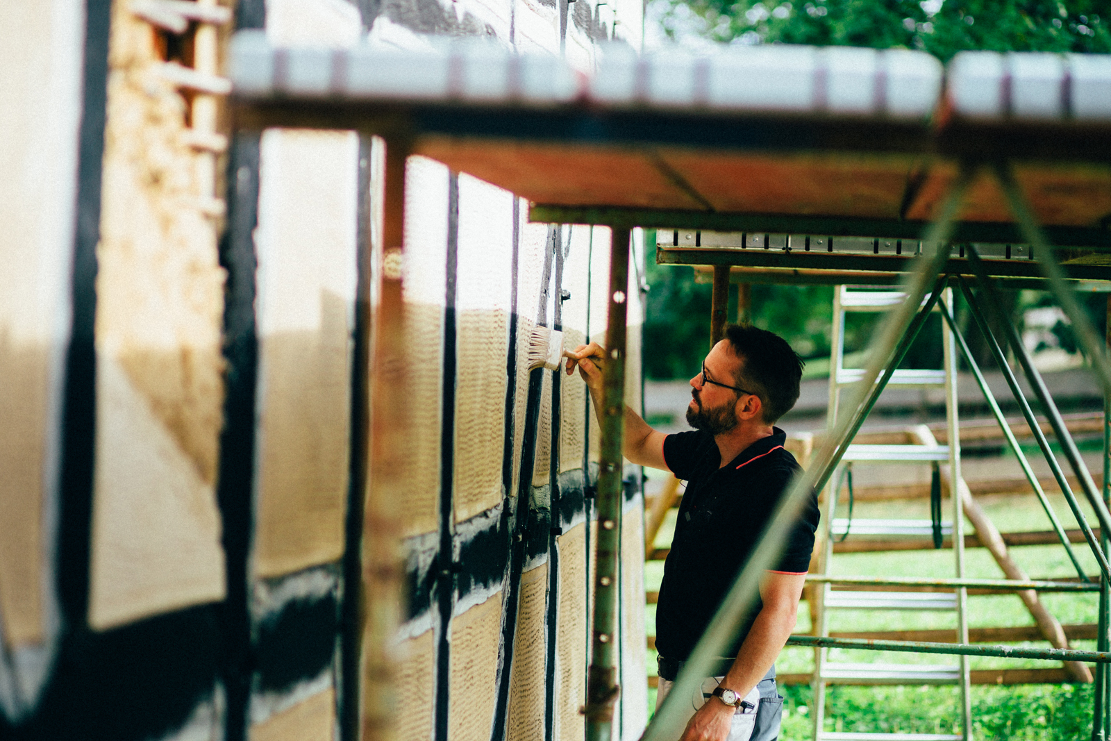 Maler beim Streichen des Stalles aus Fronhausen