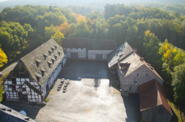 Blick von oben auf die Hofanlage aus Emstal-Sand